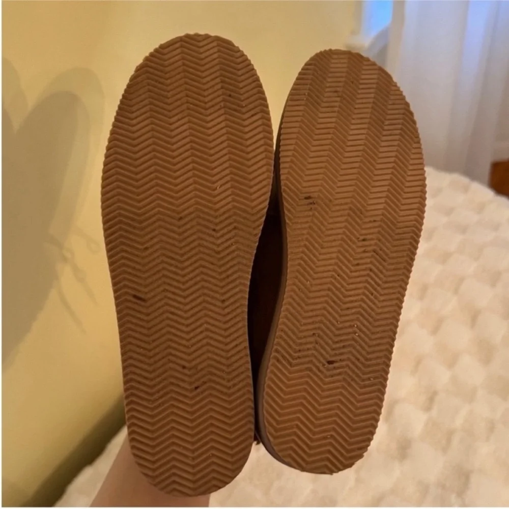 GAP Boys Size 5 Brown Suede Moccasin Shoes Faux Fur Lined Lace-Up EUC